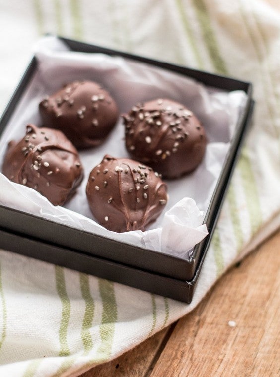 18. Healthy 6-Ingredient Dark Chocolate Truffles