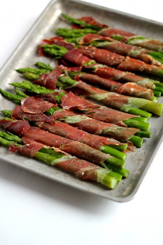 Paleo Snacks: Prosciutto Wrapped Asparagus