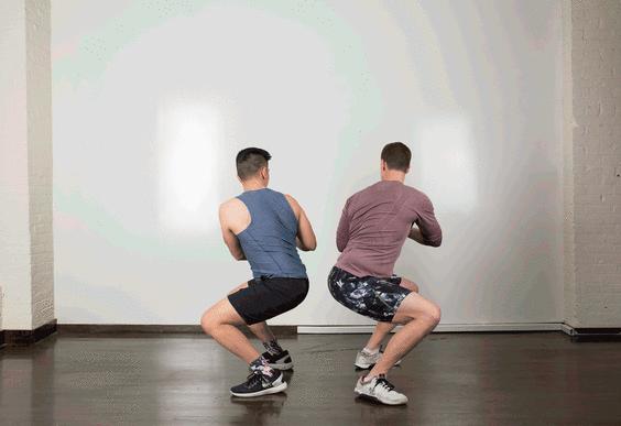 olahraga pasangan - mengoper bola dengan squat