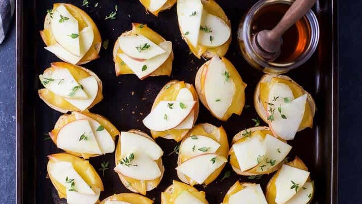 smoked gouda and apple crostini
