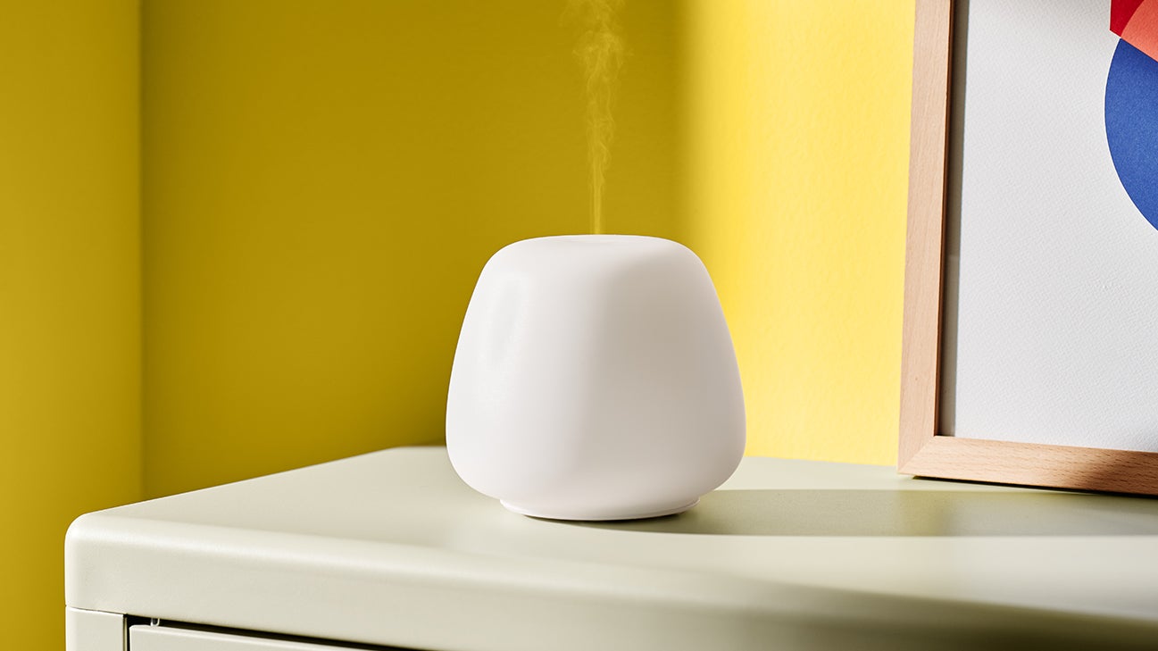 essential oil diffuser diffusing lemon oil