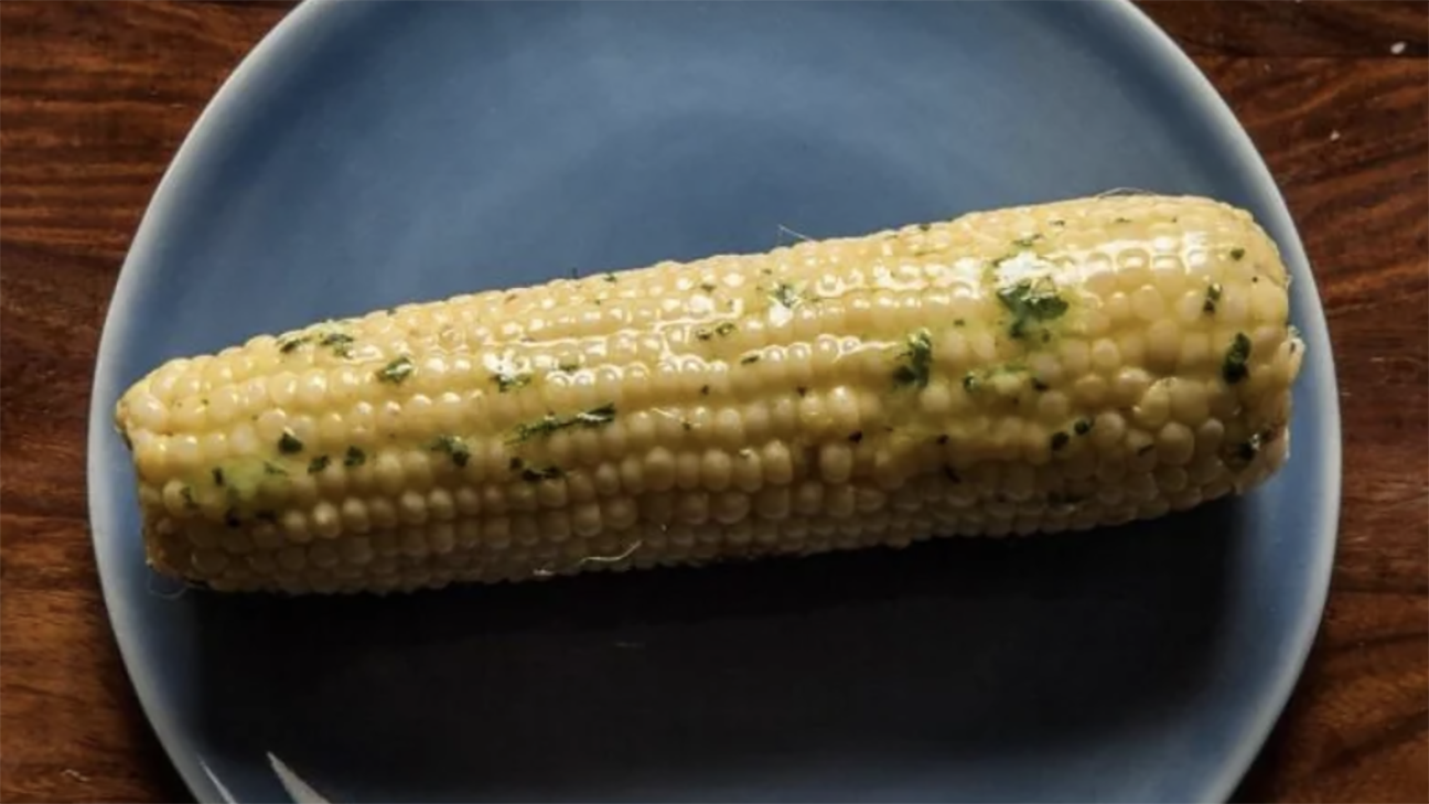 Corn on the cob with butter and parsley