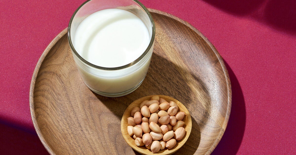 Almond Milk vs. Oat Milk: Which Is the Healthier Option? - Greatist