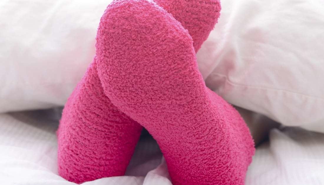Sleeping with socks on Benefits and risks