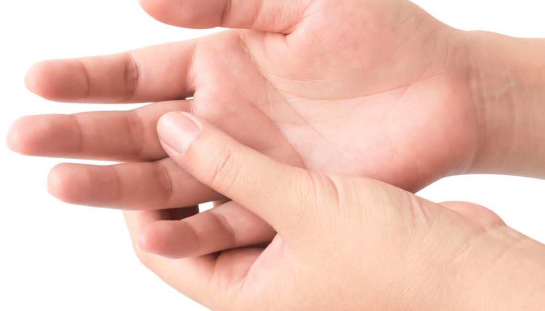 Jammed finger Symptoms, treatment, and when to see a doctor