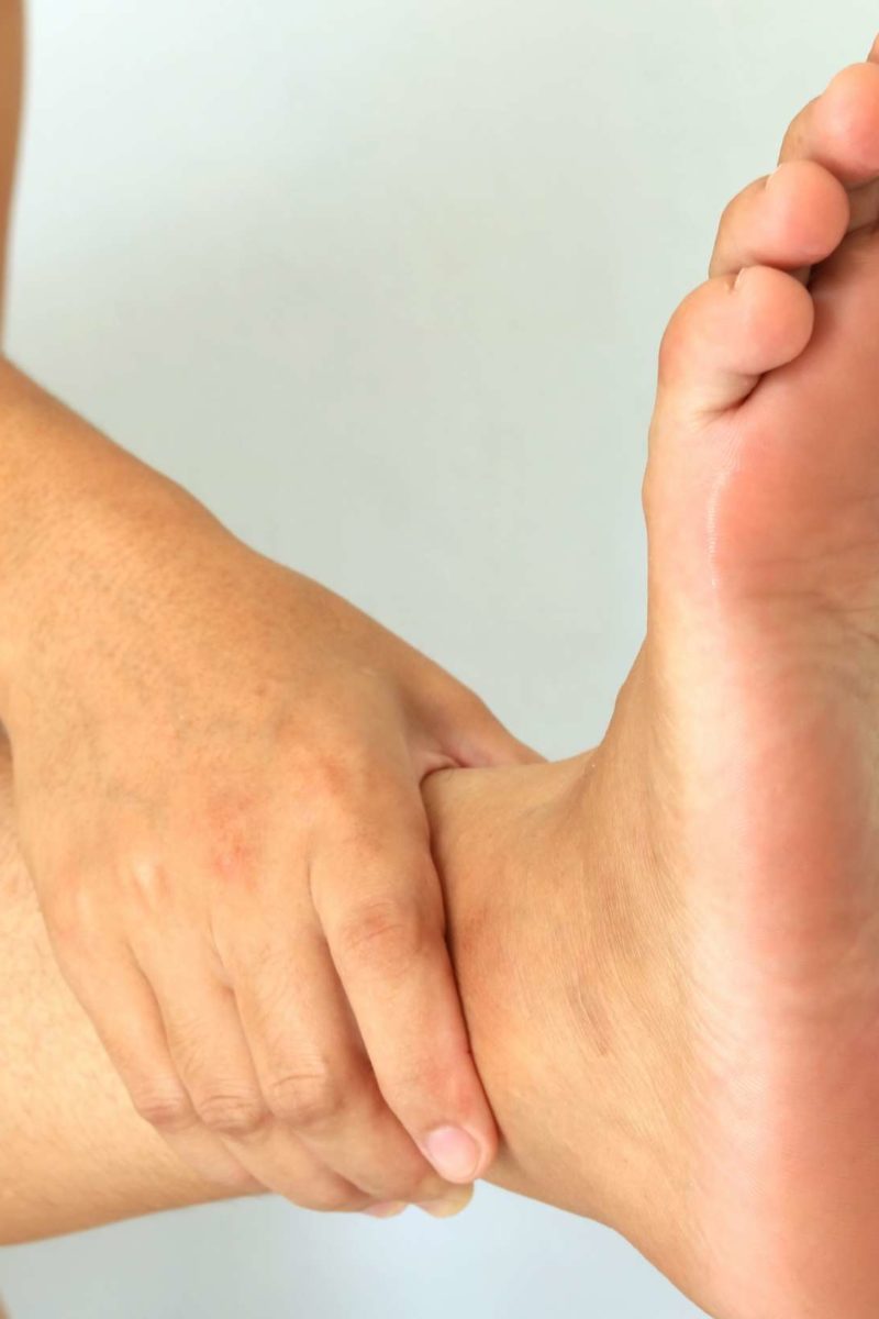Cual es el mejor tratamiento para el pie de atleta 5 Tratamientos Naturales Que Realmente Funcionan Para Eliminar Los Pies Agrietados In 2021 Skin Detox Body Skin Condition And Treatment Beauty Remedies