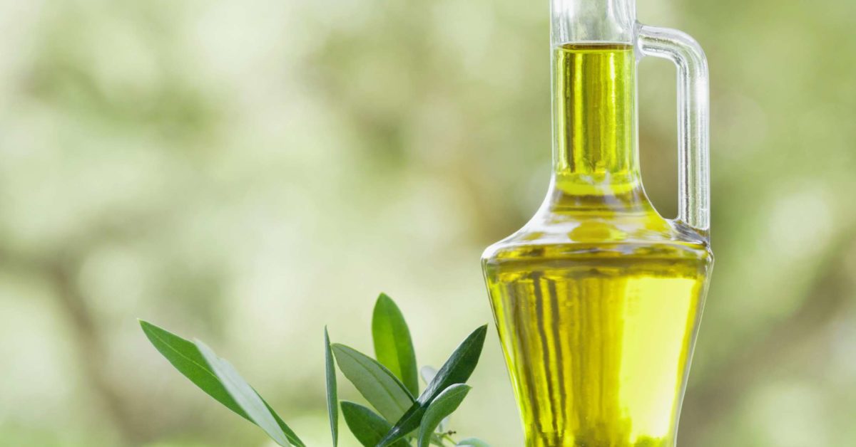 Olive oil for hair care: How to use and possible benefits