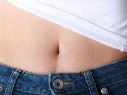 belly button piercing smells